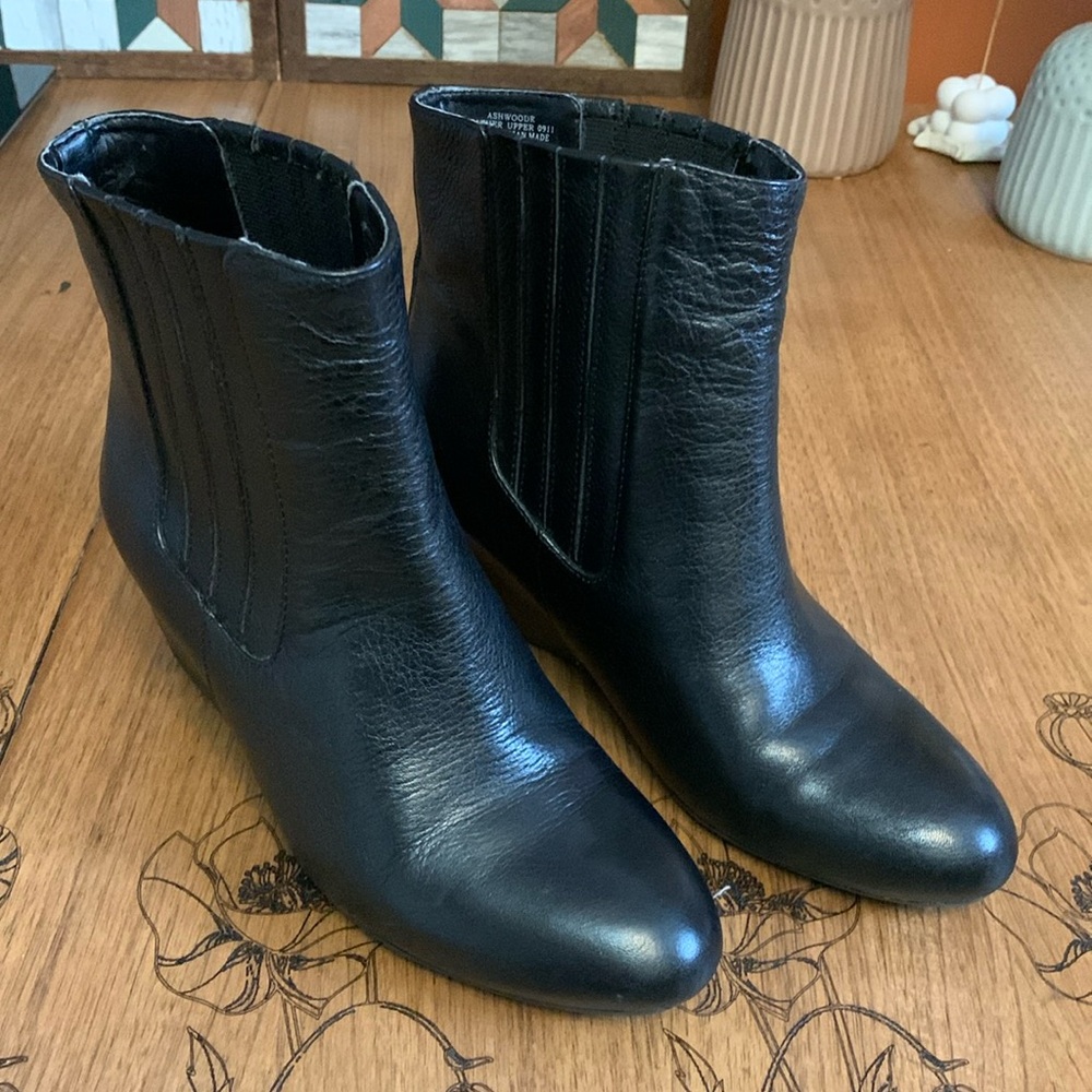 Black leather Nine West leather wedge booties in VGUC. Sz 6 1/2 M.